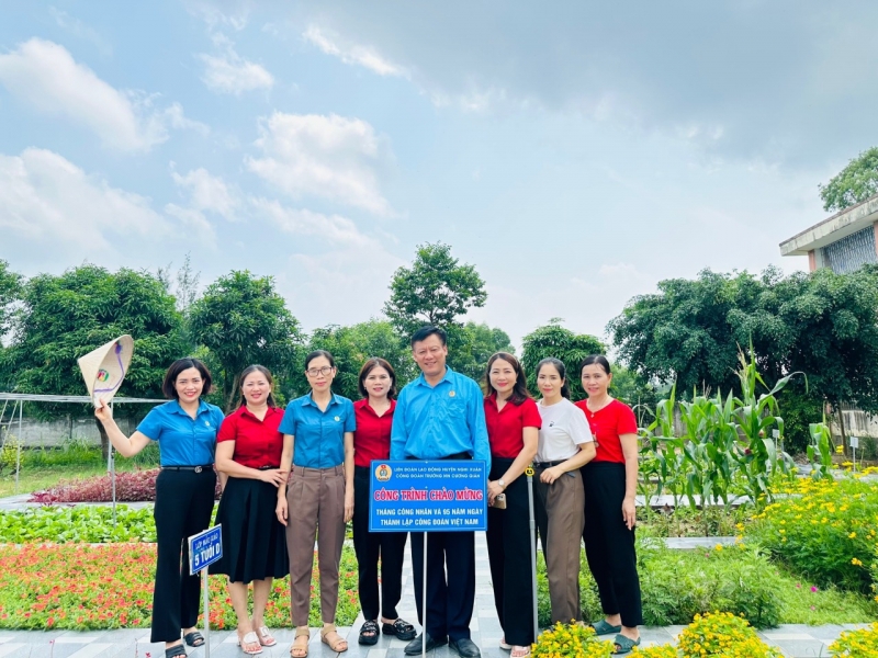 Công đoàn Trường mầm non Cương Gián: Gắn biển công trình chào mừng Tháng Công nhân và kỷ niệm 95 năm ngày Thành lập Công đoàn Việt Nam